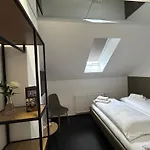 Hotel Golden Golem & 3*
