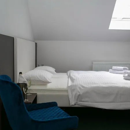 Golden Golem & Otel Prag