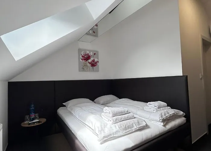 Hotel Golden Golem & 3*